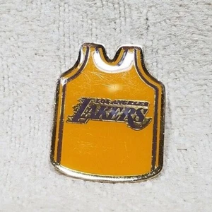 LOS ANGELES LAKERS CAMISETA AMARILLA DE CASA 1 1/4" PIN DE SOLAPA VINTAGE / RETRO HTF - Imagen 1 de 12