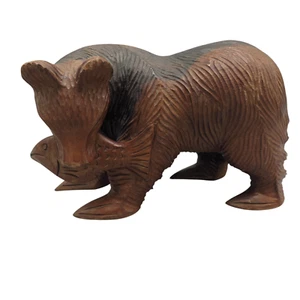 Estatuilla grande de oso pardo marrón tallado en madera con pez de 10" de largo X 6" de alto - Imagen 1 de 19