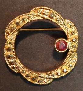 Vintage Gold Tone Brooch With Garnet Estate - Picture 1 of 2