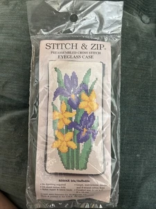 Kit custodia occhiali punto croce preassemblata Stitch & Zip TG604X narcisi iris  - Foto 1 di 2