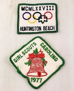 Vintage Girl Scout Badges 1978 Huntington Beach CA & 1977 Caroling - Imagen 1 de 2