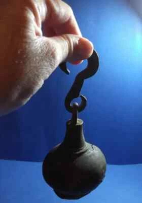 POIDS BALANCE SUSPENDUE VINTAGE GRECQUE ANCIENNE LAITON PLOMB POIRE ! - Photo 1/4