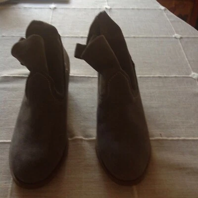 Mujer Sobre Tobillo Gris Gamuza "CARLOS" por Carlos Santana Talla 81/2. Foto 1 de 4