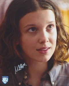 Millie Bobby Brown signiert Stranger Things 8x10 Autogramm OPX 109377 - Bild 1 von 3