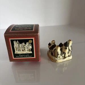 David Winter Cottages "Hogmany and Christmas in Scotland" 1 3/4" Ornamento ¡NUEVO! - Imagen 1 de 7