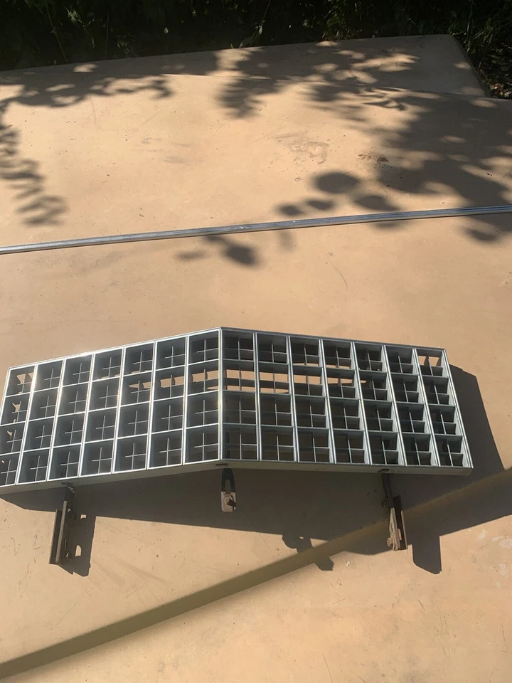 Cadillac DeVille 1976 sedán y cupé parrilla con soportes OEM Foto 1 de 1