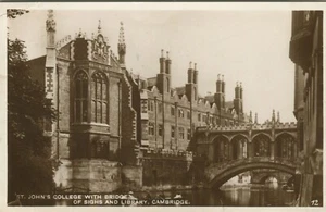 ST JOHNS COLLEGE, BRIDGE IF SIGHS & LIBRARY, CAMBRIDGE - Cambridgeshire Postcard - Picture 1 of 2