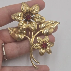 Broche prendedor vintage de oro vermeil con pedrería de vidrio rojo flor esterlina de los años 30 - Imagen 1 de 6