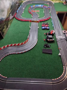Carrera Go Bahn Hot Wheels Racing Strecke mit 3 Autos + 2 F1 Zugabe - Bild 1 von 10