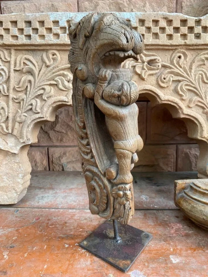 Suporte de dentes de leão antigo de madeira esculpido à mão para meninos de 1800 com suporte - Imagem 1 de 4