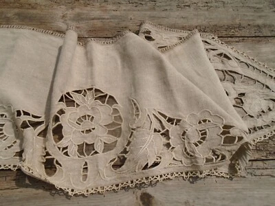 Grand chemin de table ancien lin écru  brodé de roses - Photo 1/4