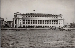Postal de colección Fullerton Building Singapore Riverfront RPPC principios del siglo XX - Imagen 1 de 2