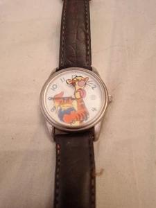 Reloj de pulsera Disney Timex Tigger con fecha correa de cuero Pooh necesita batería - Imagen 1 de 5