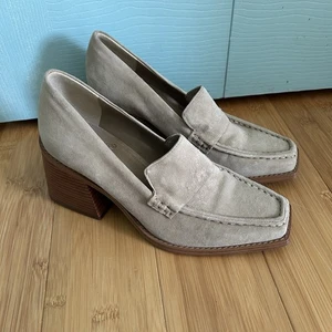 Mocasines Vince Camuto Segellis Gamuza Cuero Punta Tacón Wms 6.5 Tortilla - Imagen 1 de 12
