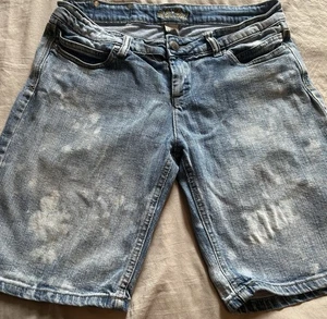 Women’s Red Rivet Longer Denim Shorts Size 13 - Picture 1 of 5