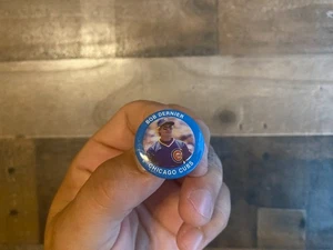 Prendedor Bob Dernier De Colección 1984 Pinback MLB Gorra de Béisbol Botón Foto Chicago Cubs - Imagen 1 de 3