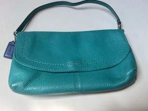 Muñequera Coach Campbell Guijarro Cuero Turquesa Solapa Billetera Tarjetero Verde azulado - Imagen 1 de 9