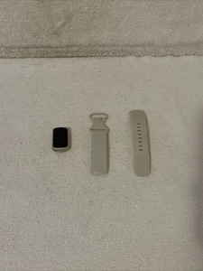 Fitbit Charge 5 Activity Tracker - Bianco Lunare/Oro Morbido NON TESTATO SPEDIZIONE GRATUITA - Foto 1 di 11