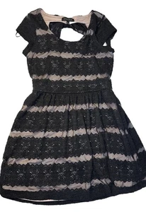 Vestido Emanuel's Negro Encaje Mini Cóctel Pequeño Negro Talla Grande Para Mujer Lazo CC - Imagen 1 de 9