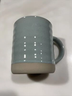 Глазурованная ребристая керамическая кофейная кружка/чашка с бледными мятно-зелеными пятнами/коричневым основанием - Изображение 1 из 4