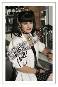 Pauley Perrette Foto signiert NCIS Abby Mantel Zöpfe kurzer Rock sexy 5 x 7 RP - Bild 1 von 1