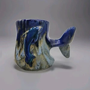 Doug Wylie geprägter blauer Delfinschwanz Henkelbecher grün grau Tropf Ozean 3,75"  - Bild 1 von 4