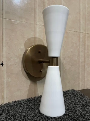Aplique de pared Mid-Century lámpara de doble cono moderno blanco cerámica y latón lámpara de pared Foto 1 de 4