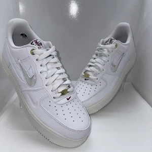 Nike Air Force 1 '07 Premium History Of Logos White Sail para mujer 9,5 para hombre 8 Nuevo con caja - Imagen 1 de 13