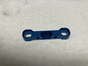 TEAM ASSOCIATED - T7- B7- SC7 ARM MOUNT D - ASC92433 Blue Aluminum  - Picture 1 of 2