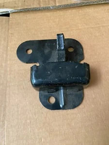 (1) One Original GM 1996-2005 Chevrolet Chevy Blazer Engine Motor Mount Bracket - Picture 1 of 7