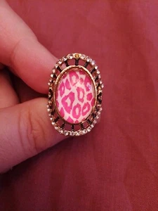Around pink and white leopard print Oval shaped image with Black throngs ring - Picture 1 of 4