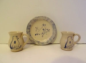 American Girl Kirsten Pottery 2 Mugs & 1 Plate Pleasant Company Rowe - Picture 1 of 3