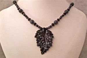 COLLAR DE HOJAS DE JASPE CON COPO DE NIEVE, PLATA ESTERLINA Y CUENTAS ~ ¡UNA BELLEZA! - Imagen 1 de 4