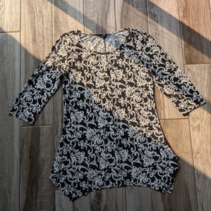 ECI Women's Size M Pullover 3/4 Sleeve Tunic Black/White Print Asymmetrical Hem - Bild 1 von 6