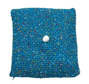 Funda Cojín Cuadrada HECHA A MANO CROCHET Azul Moteado con Pompón y Cremallera 34 x 34 cm - Imagen 1 de 7