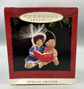 Decorazione natalizia Hallmark Keepsake 1995 Beverly e orsacchiotto lettura carino  - Foto 1 di 3