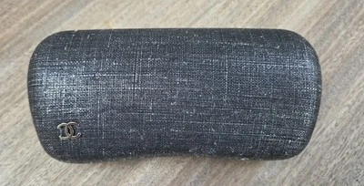 Estuche para gafas de sol CHANEL gris plateado cubierta dura Foto 1 de 4