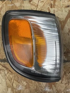 99-02 4RUNNER Passenger Corner Park Light Lamp Marker Turn Signal Fits 18067 OEM - Picture 1 of 10