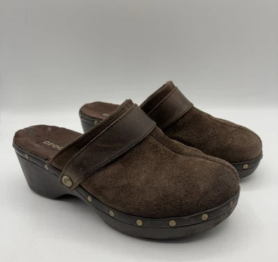 Zuecos Crocs Para Mujer Marrón Gamuza Tachonados Talla 8 Zapatos Sin Cordones Informales Oficina Trabajo Foto 1 de 4
