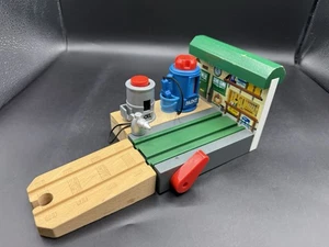 Thomas & Friends Wooden Railway Crovan’s Gate Repair Shed For Train Track Set - Bild 1 von 16