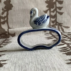 Anillos servilleteros vintage azul blanco cisne cerámica flores pintadas a mano - Imagen 1 de 7