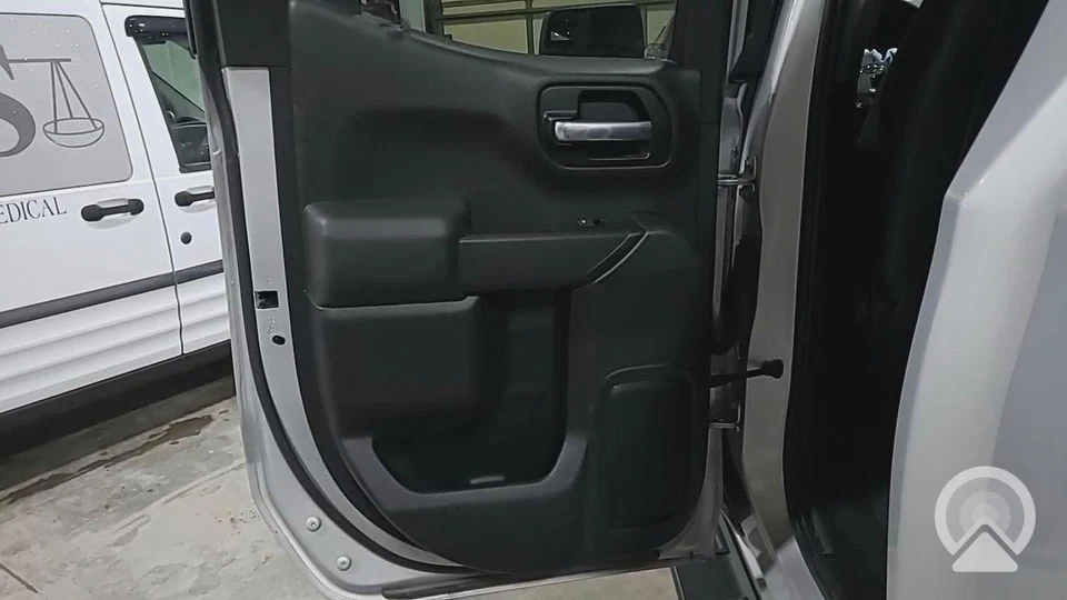 Panel de moldura de puerta interior del conductor trasero izquierdo Chevrolet Silverado 1500 19-22 (negro) Foto 1 de 1