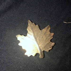 Vintage Maple Leaf Brooch Gold Tone Light Weight - Picture 1 of 6