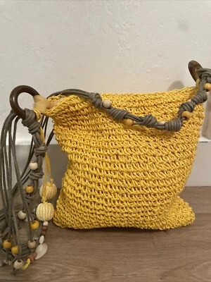 Forrado de paja amarillo arena San "N". Cartera con correa bandolera mixta de cuentas y conchas Foto 1 de 4
