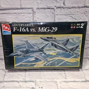AMT Adversaries: F-16A vs MiG-29 30066 1/72 FS NUOVO Model Kit Sigillato - Foto 1 di 7