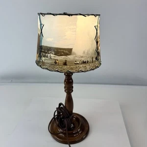 Mid Century gedrechselte Nussbaum Tischlampe mit Nationalparkbildern auf geschnürtem Schirm - Bild 1 von 12