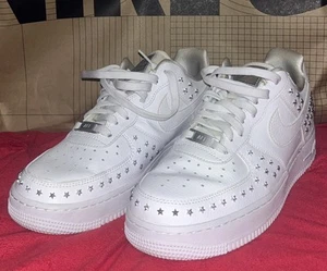 WMNS NIKE AIR FORCE 1 07 XX WEISS NIETEN DAMENGRÖSSE 9,5 AR0639-100 - Bild 1 von 7
