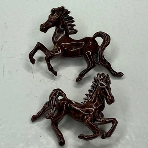 Vintage Miniatur Pferd Broschen Mama Fohlen Set braun Reiter Tier Anstecknadel Schmuck - Bild 1 von 3