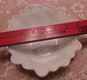 Tazón de vidrio de leche vintage, plato de dulces, hoja y motivo floral con bordes festoneados - Imagen 1 de 6