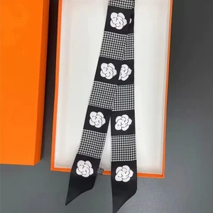 Black White Flower Camilla CC Scarf - Bild 1 von 2